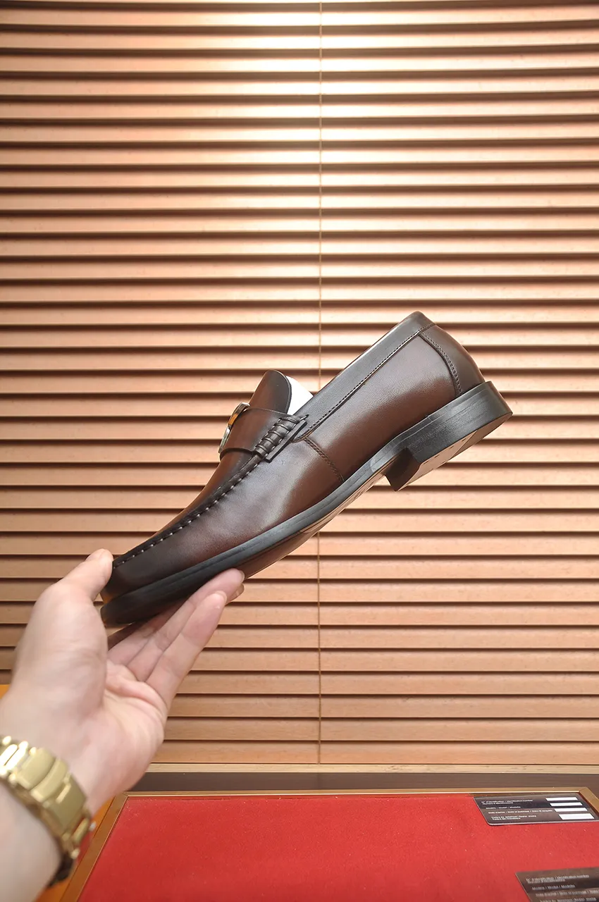 Men's men's shoes 💰560💶 [LV] (original single cowhide lining) 🍀LV's latest genuine leather business suit shoes are launched simultaneously on the official website. The first-layer cowhide imported from Italy is made of heavy gold, 💥1:1 rubber outsole from the official website. Versatile to wear, high-end without losing class, and the color combination is extraordinary. This four-season style is alluring when worn on your feet, showing off your big-name flair. Standard code 38-44 (45 customized)